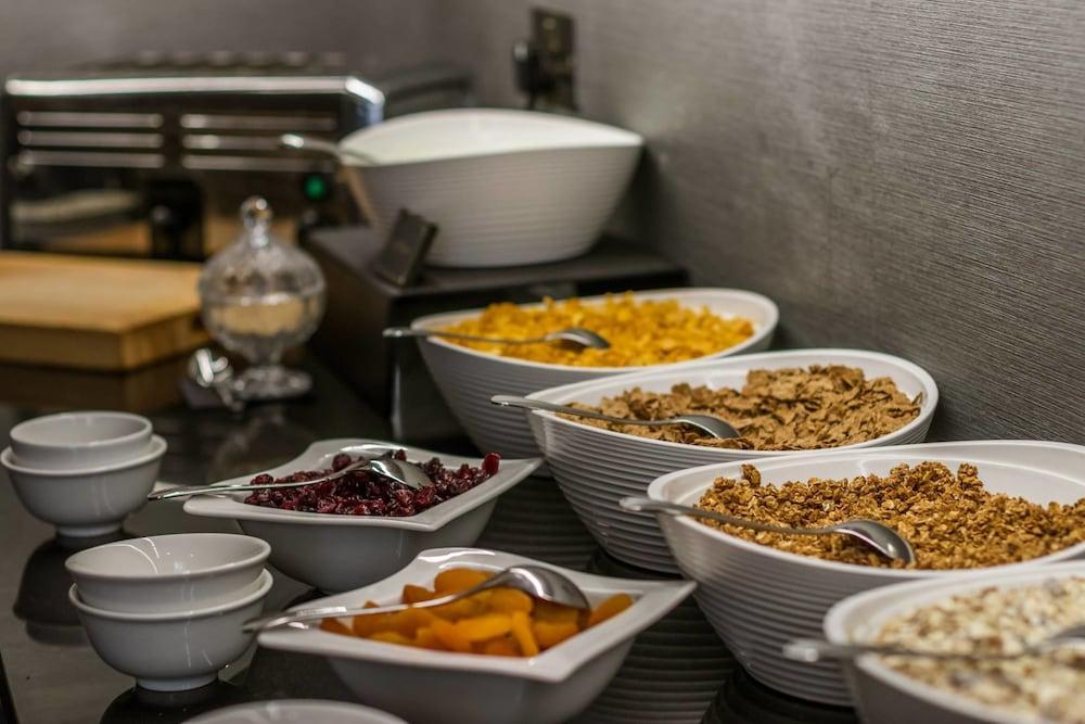 Montcalm Brewery Townhouse Hotell London Exteriör bild The photo shows a variety of food items arranged on a countertop. There are several bowls containing different types of cereals and toppings. 

- One bowl features a light-colored granola.
- Another bowl holds what looks like corn flakes or a similar