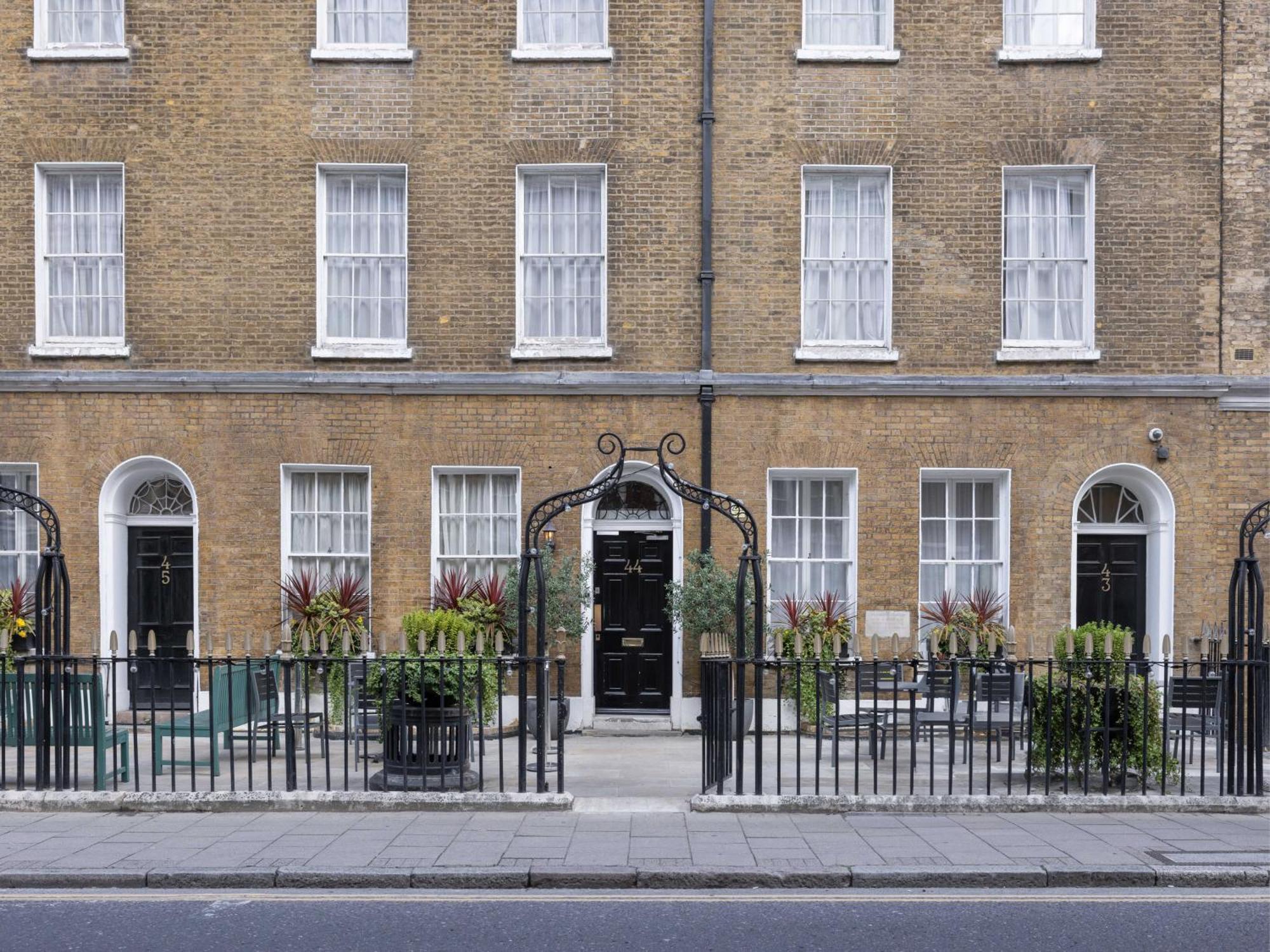 Montcalm Brewery Townhouse Hotell London Exteriör bild The photo shows a row of three-story brick buildings, featuring a classic design with large windows and decorative ironwork. The buildings are painted in a muted yellow-brown color, typical of older urban architecture. In front of the buildings, ther