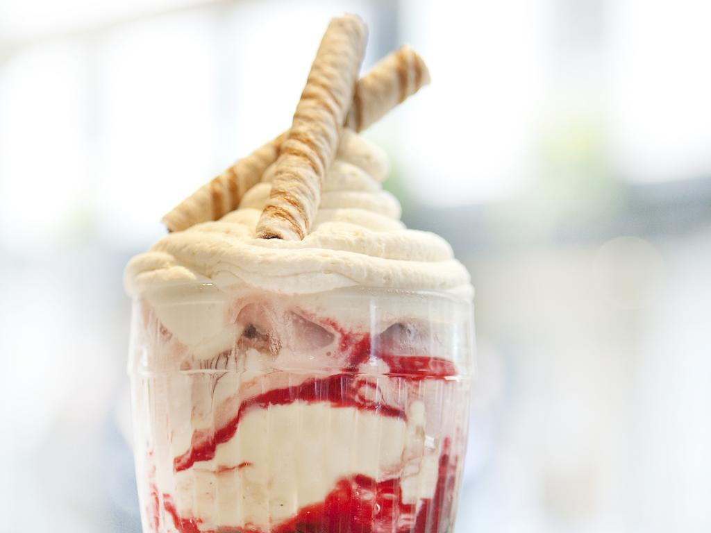 Montcalm Brewery Townhouse Hotell London Exteriör bild The photo shows a delicious dessert in a clear glass dish. It features layers of creamy ice cream or whipped cream, swirled with a vibrant red fruit sauce. Topping the dessert are two rolled wafer sticks, adding a decorative touch. The overall presen