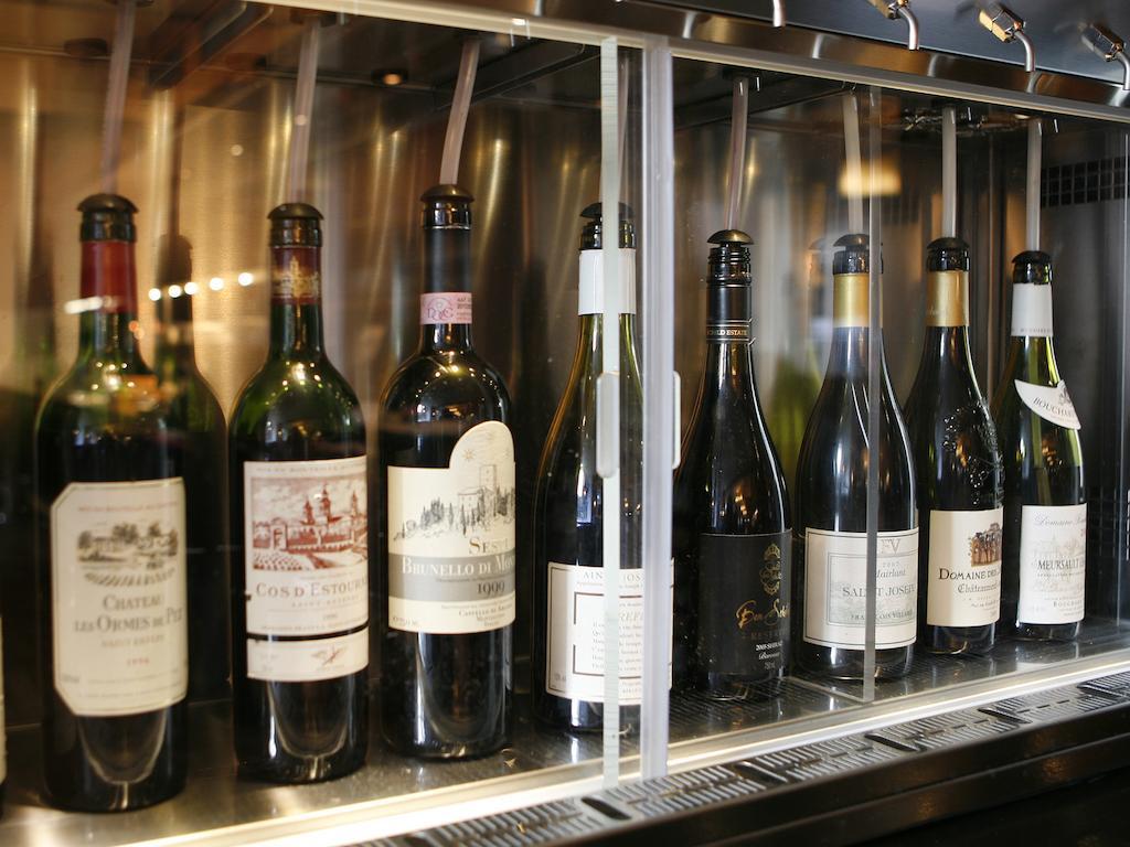 Montcalm Brewery Townhouse Hotell London Exteriör bild The photo depicts a selection of wine bottles displayed in a wine fridge or cooler. The bottles are lined up behind a glass panel, showcasing various types of wine, likely including both red and white varieties. Each bottle has a distinctive label, i